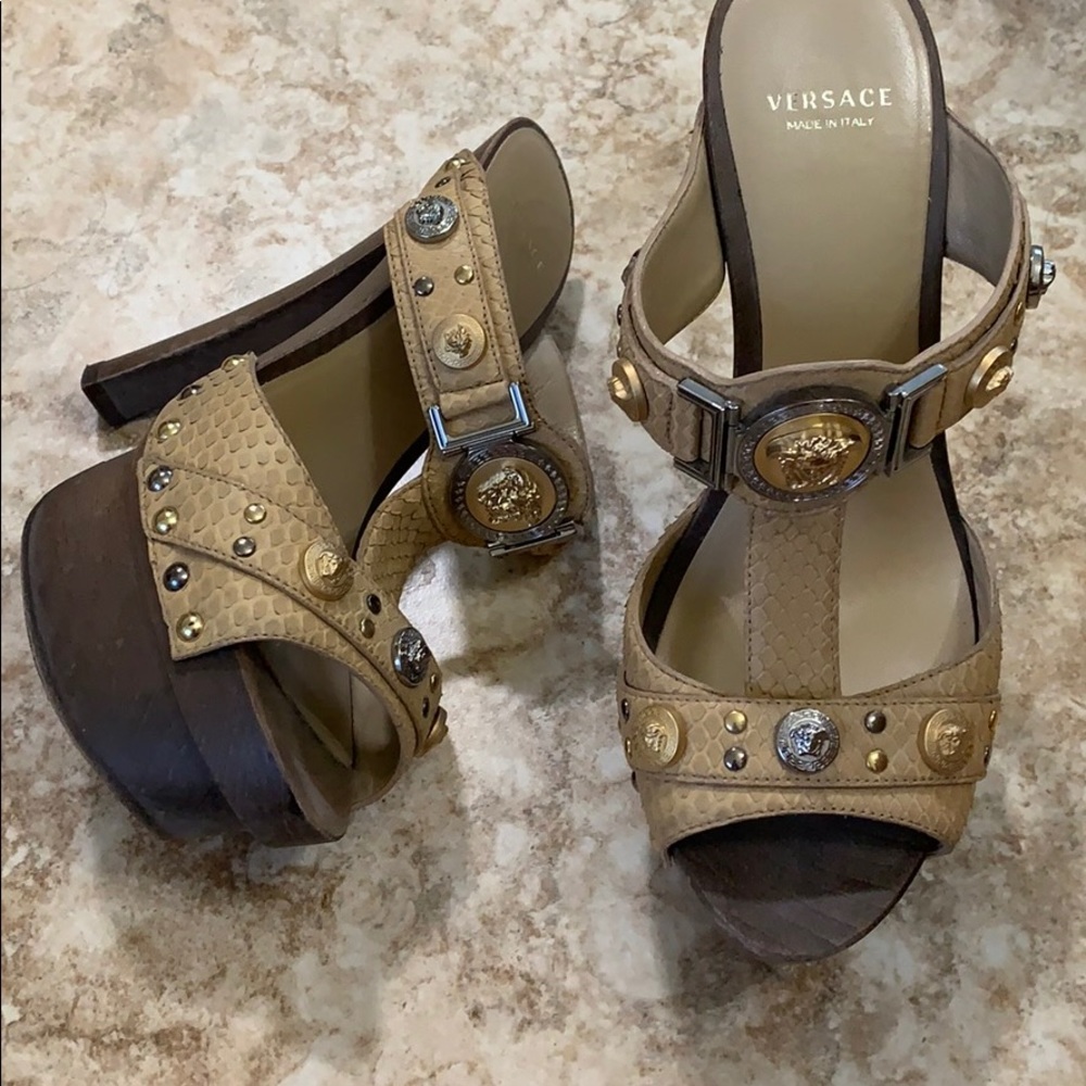 💯 Authentic Versace shoes